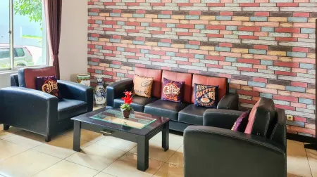 Kota Baru Parahyangan 17 House with Private Pool Near Ikea Отели в г. Batujajar