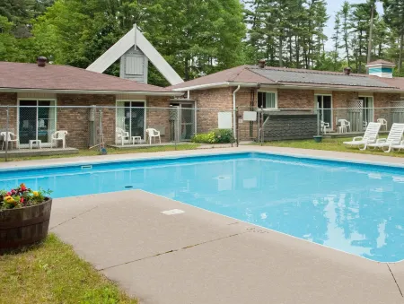 Travelodge by Wyndham Bracebridge Отели в г. Брейсбридж