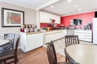 Ramada by Wyndham Sherwood Park - Pet friendly