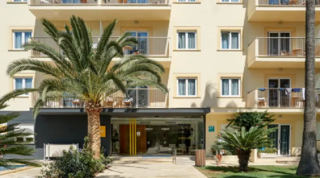 キボット トレス トレス アパルタメントス プラヤ・デ・パルマ周辺のホテル