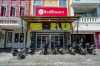 RedDoorz Syariah @ Kelud Sampangan Semarang Hotels in Petompon