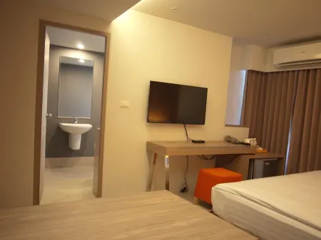 Abizz Hotel Lampang Airport Отели рядом с достопримечательностью «Wat Chedi Sao Lang»