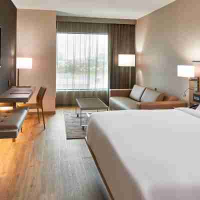 AC Hotel Cleveland Beachwood Rooms