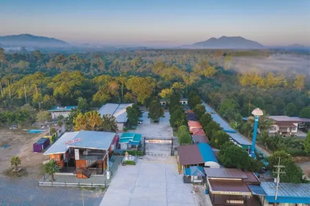 Praewdao Khitchakut Отели в г. Makham