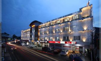Kgees - Hill Town Hotel - Housity