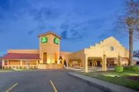 Days Inn by Wyndham Del Rio فنادق في ديل ريو