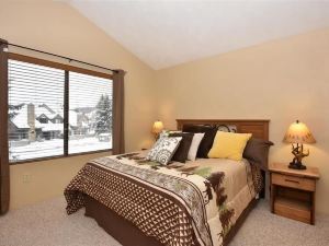 Seven Springs 1 Bedroom Premium Condo, Ski in/Ski Out 1 Condo by RedAwning