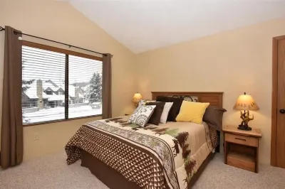 Seven Springs 1 Bedroom Premium Condo, Ski in/Ski Out 1 Condo by RedAwning