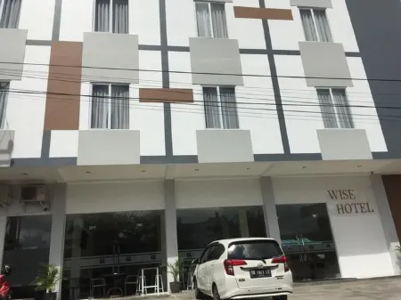 Wise Hotel Tomohon Отели в г. Minahasa Regency