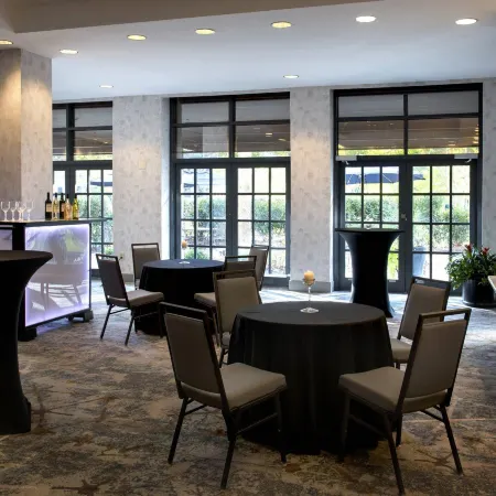 Embassy Suites by Hilton Bethesda Washington DC Отели рядом с достопримечательностью «Станция метро Bethesda»