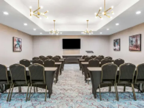 La Quinta Inn & Suites by Wyndham DFW West-Glade-Parks Hotels in Euless