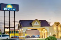 Days Inn by Wyndham Louisville Airport Fair and Expo Center - parkir