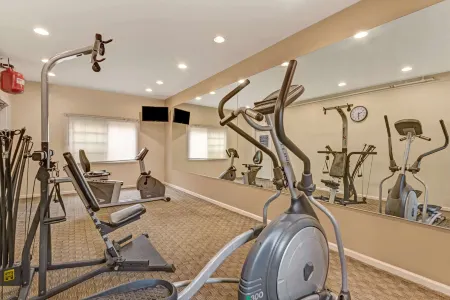 Days Inn by Wyndham Ridgefield Отели рядом со станцией Redding Station