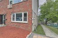 Yonkers Apt w/ Balcony: Walk to Train Station! Hotel in zona YOHO Artists