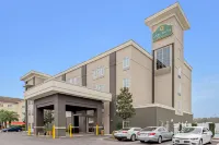 La Quinta Inn & Suites by Wyndham Gonzales La Hotels near Sunglass Outfitters by Sunglass Hut