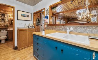 Whisk-A-Way Cabin - Beautiful Boulder Bay Cabin with Hot Tub, Walk to Lake!