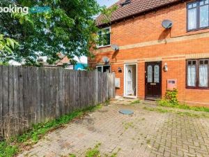 Immaculate 2 - Bedroom House in Milton Keynes