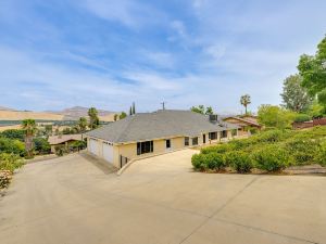 Porterville Getaway w/ Deck + Valley Views!