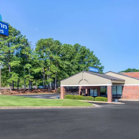 Days Inn & Suites by Wyndham Rocky Mount Golden East