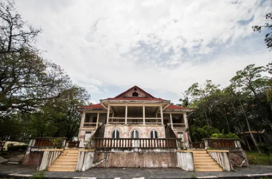 Kroque Boutique & Bistro