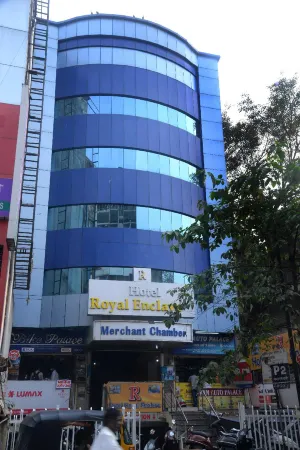 Hotel Royal Enclave Отели рядом с достопримечательностью «Pataleshwar Cave Temple»