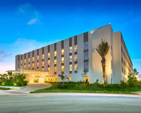 City Express Plus by Marriott Cancún Aeropuerto Riviera ベニート・ファレスのホテル