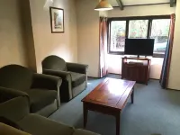 Woodlands Motels And Apartments - motel