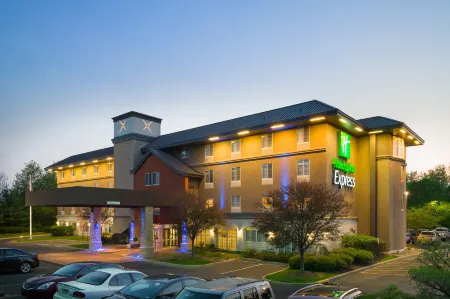 Holiday Inn Express Philadelphia NE - Langhorne Отели рядом с достопримечательностью «Гарден оф Рефлекшен»