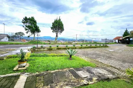 RedDoorz Near Pasar Cipanas Отели рядом с достопримечательностью «Botanic Garden Cibodas»