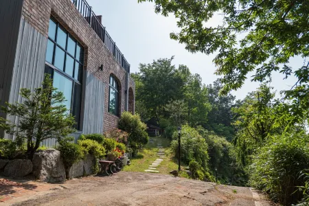 Yangyang Little Forest Pension (Breakfast, Spa) Отели в г. Янъян