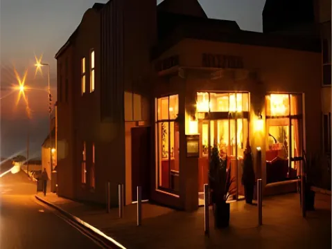 拉辛克海岸套房酒店