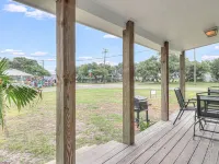 Charming Cottage with BBQ Grill and Fast WiFi - Delightful Coastal Retreat