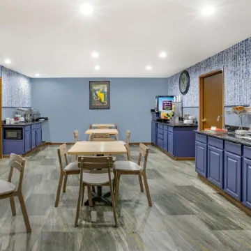 AmericInn by Wyndham Pella