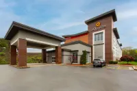 La Quinta Inn & Suites by Wyndham Knoxville Papermill - 2-Star