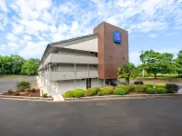 Motel 6 Charlotte, NC - Coliseum Hotels near Arrowood