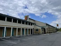 漢考克速8飯店 伯克利斯普林斯住宿飯店