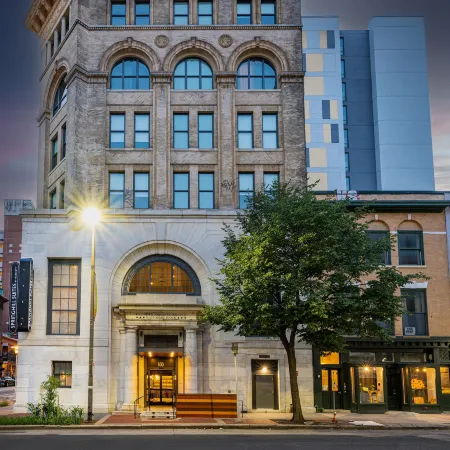 SpringHill Suites Baltimore Downtown Convention Center Area Отели рядом с достопримечательностью «Библиотека Джордж Пибоди»
