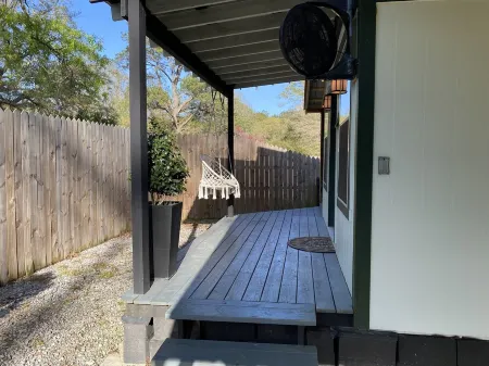 Contemporary Cottage in the heart of Mandeville Отели рядом с достопримечательностью «Парк штата Фонтейнбло»