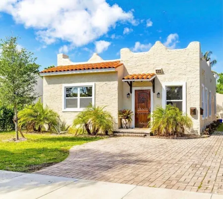 Two Houses KING BEDS Close to Airport, Golf Course, Zoo, Downtown and Beaches