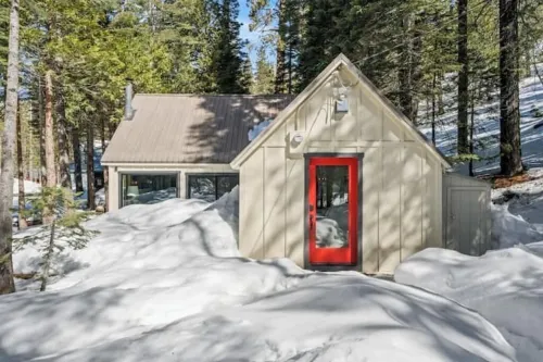 Modern Cozy Cabin Retreat