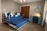 Tranquil Location! Patio, Shuffle Board, Fire pit, Walk to Restaurants!