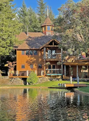 Gramma's 2BR Home, Lake, Wooded, Hot Tub, Swim, Swings, Gated Estate, Gorgeous Hotels near Pelindaba Lavender Farm