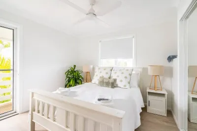 Self contained apartment with a Short walk to pristine beaches and cafes