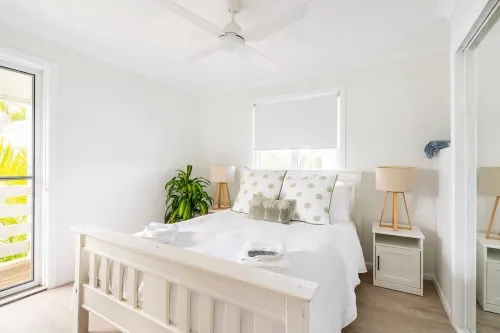 Self contained apartment with a Short walk to pristine beaches and cafes