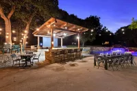 Luxury Family Oasis: Huge pool, Spa, Firepit, Playground, Outdoor Kitchen, Games