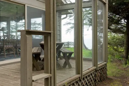 Beautiful Water Views & Private Beach Trail Between Sequim & PA Отели рядом с достопримечательностью «Нью Дангенесс Лайтхаус»