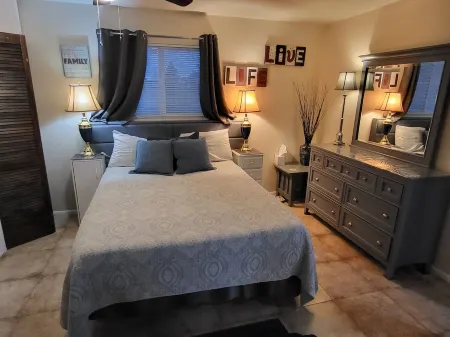 Cozy Casita in a safe quiet neighborhood near a beautiful pond.