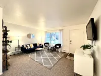 Charming Mid Century 2-Bedroom with Parking 1 Mile from the Big House & Downtown