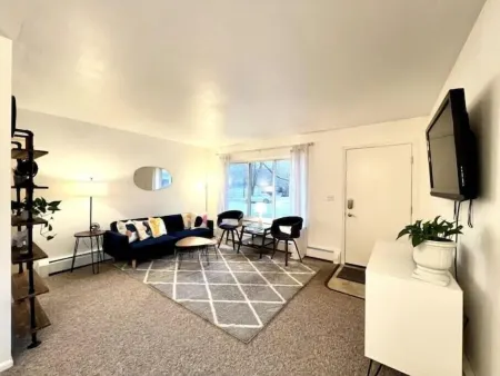 Charming Mid Century 2-Bedroom with Parking 1 Mile from the Big House & Downtown Отели рядом с достопримечательностью «Университет Мичиган»