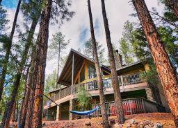 Peaceful Family Mountain Lodge – Theater, Arcade, Hot Tub & Forest Views